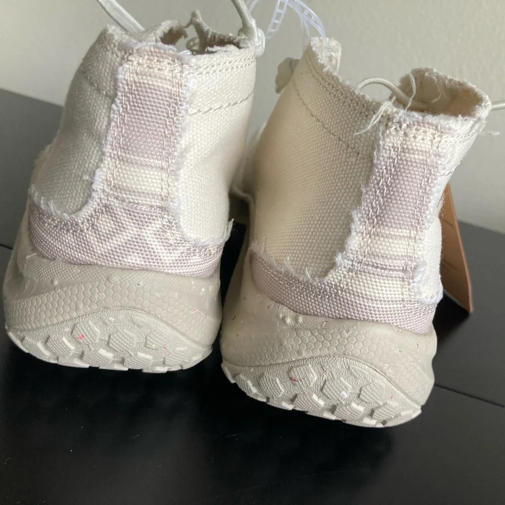 NWT HOLO Footwear ECO Canvas Slip-On Sneakers Size 5 Ivory